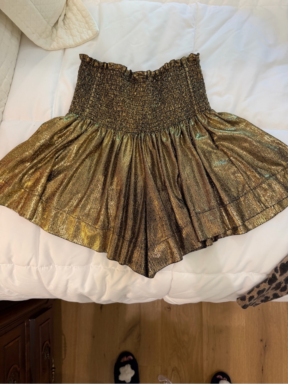 QUEEN OF SPARKLES Gold Metallic Ruffled Smocked-Waist Skort